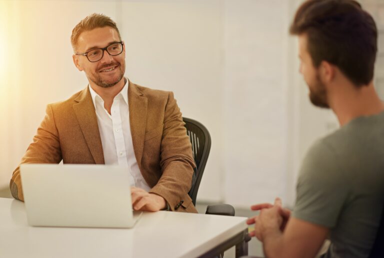 2 personnes discutent lors d'un rendez-vous B2B physique